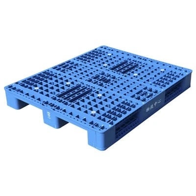 Paleta de plástico con estanterías reforzadas con acero